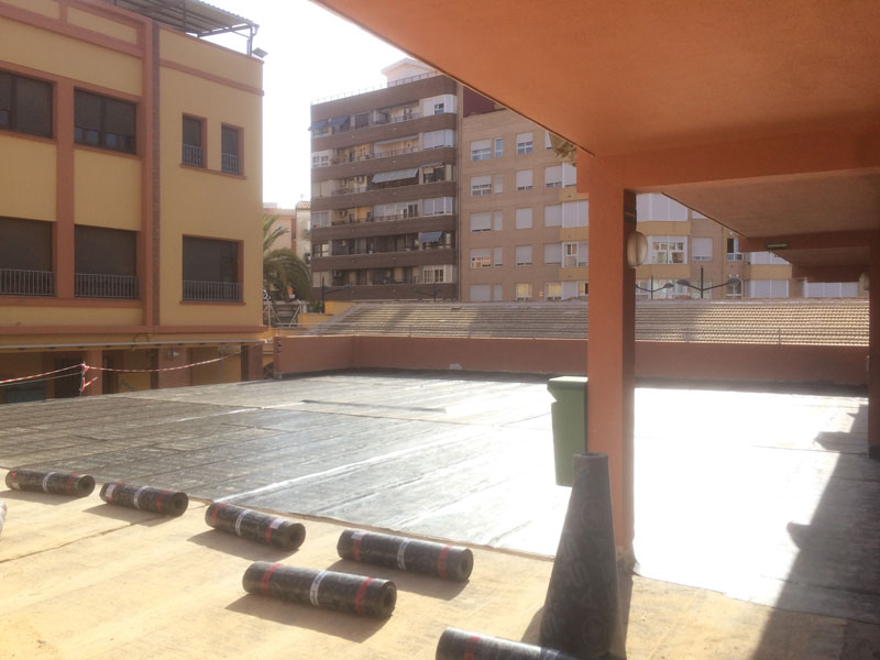 Trabajo de impermeabilización en un colegio en la ciudad de Valencia